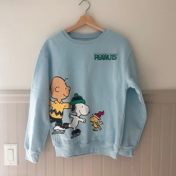 💙 Peanuts Small Light Blue Crewneck Sweatshirt – Snoopy & Friends Ice Skating - Picture 1 of 6